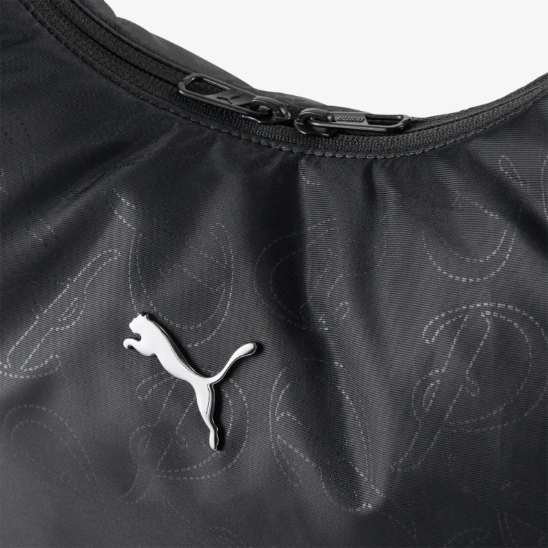 Detailaufnahme eines sportlichen schwarzen Puma-Logos mit sichtbarem Reißverschluss und feiner Struktur