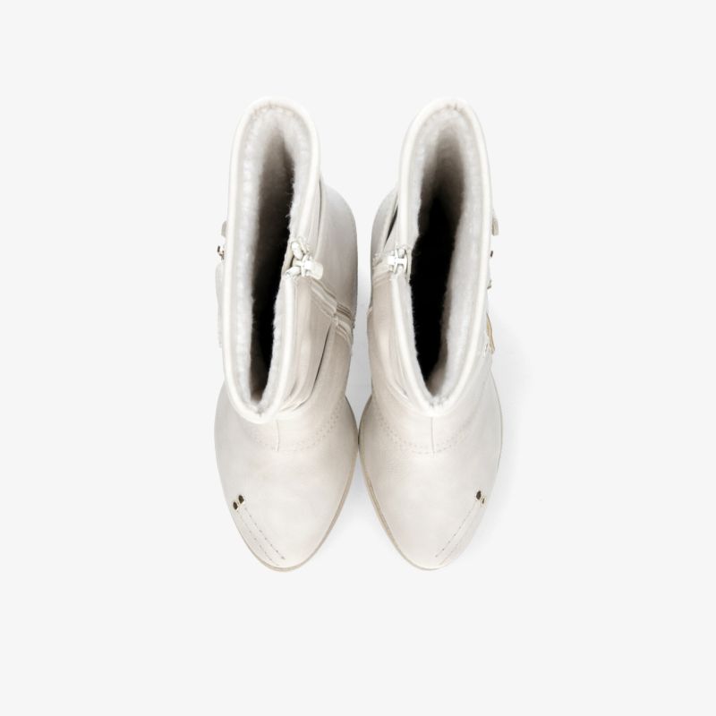 Weißes Stiefeletten-Paar mit moderner Form und glatter Oberfläche in klarer Draufsicht