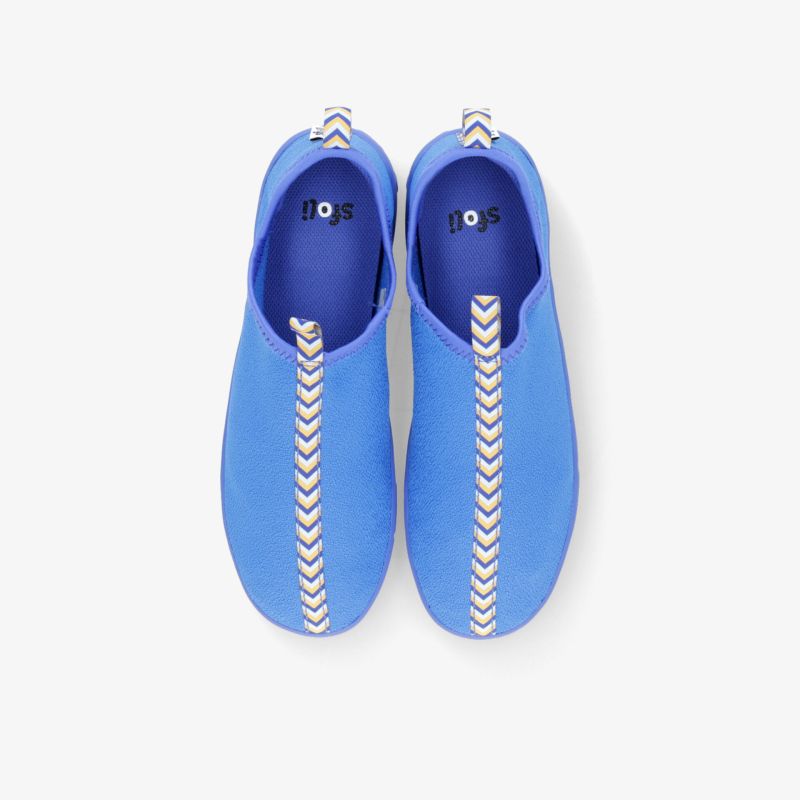 Blaues bequeme Schuhpaar mit elastischem Material und rutschfester Sohle, ideale Passform und leichter Tragekomfort