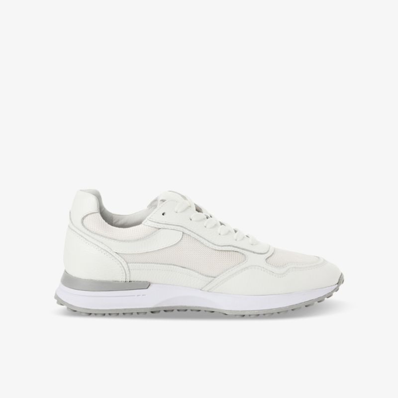 Moderner weißer Sneaker mit leichter, atmungsaktiver Oberfläche und rutschfester Sohle, sportlich und bequem