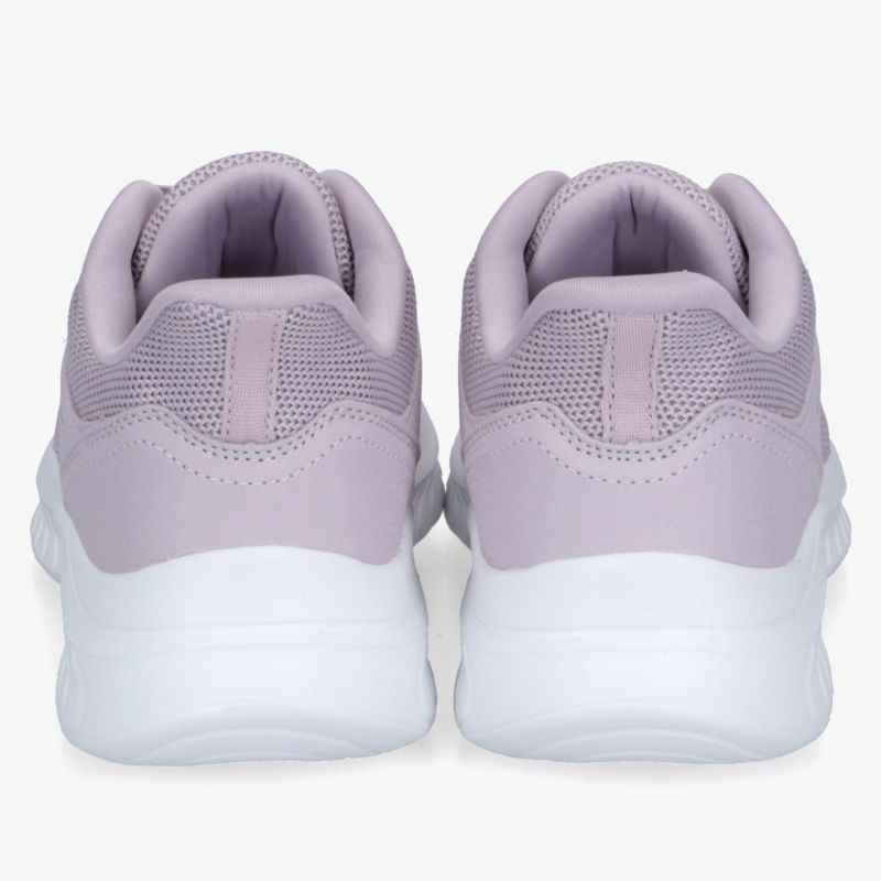 Rückansicht von lila Sportschuhen mit weichem Material und gepolstertem Einstieg für maximalen Komfort