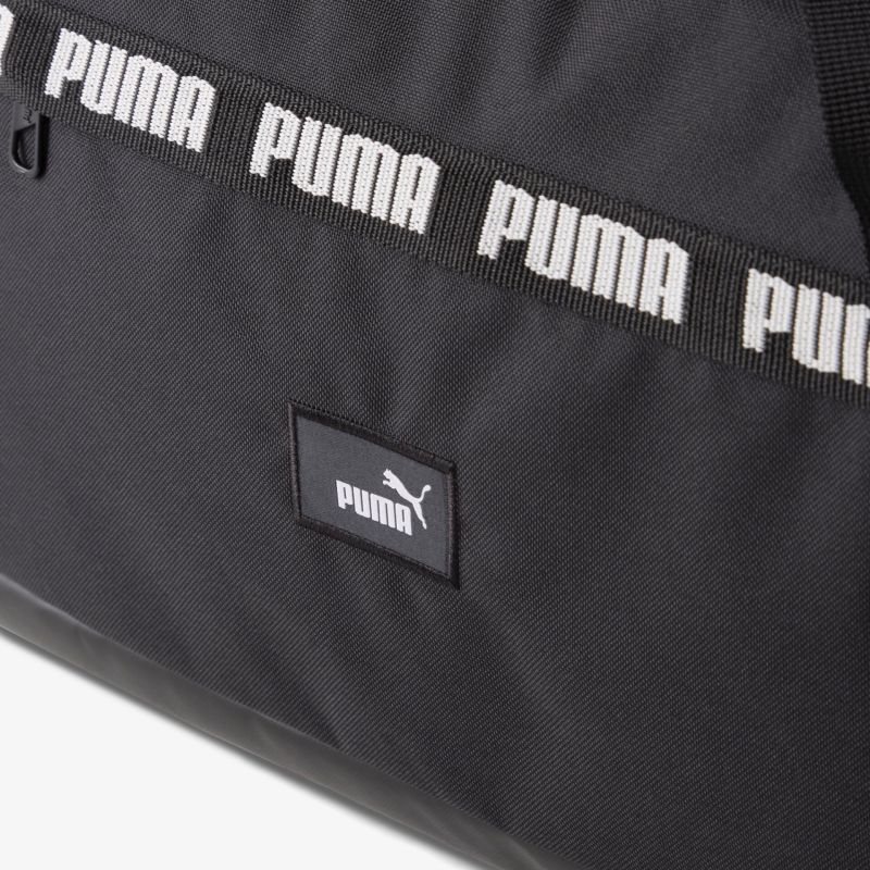 Detailansicht eines schwarzen Puma Produkts mit klar sichtbarem Logo und hochwertiger Verarbeitung