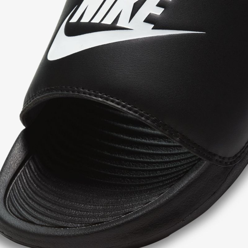 Bequeme, stylische schwarze Sandale mit markantem Logo und rutschfester Sohle für optimalen Tragekomfort.