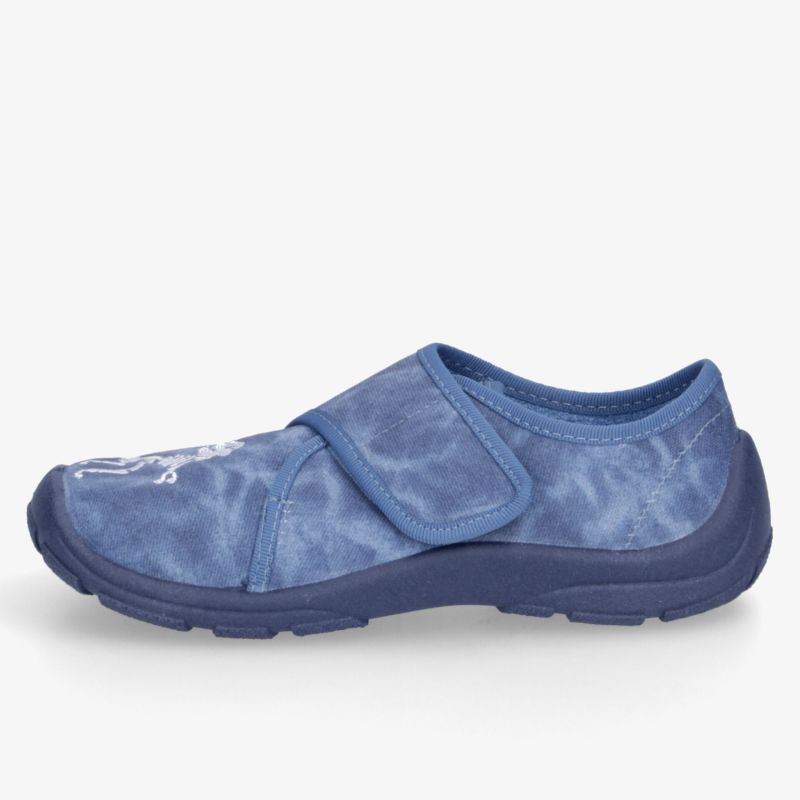 Blauer bequemer Slipper mit praktischem Klettverschluss, weicher Oberfläche und rutschfester Profilsohle in Seitenansicht
