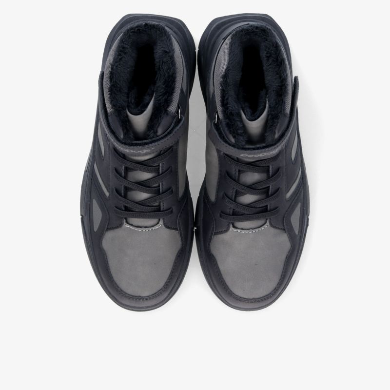 Schwarzes Sneaker-Paar in liegender Draufsicht mit Schnürung, gepolstertem Schaft und profilierter Laufsohle