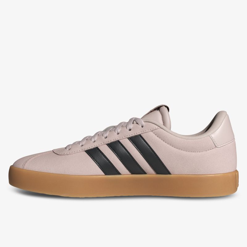 Seitliche Ansicht eines klassischen Sneakers mit schwarzem Streifendesign und gumfarbener Sohle
