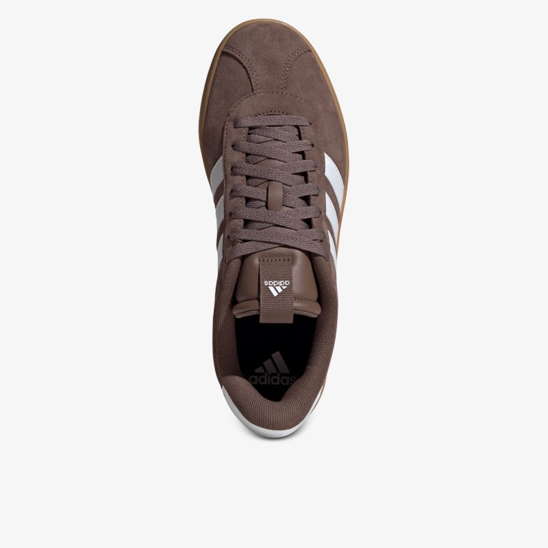 Brauner Sneaker mit Schnürsenkeln von oben abgebildet, sportliches und bequemes Design