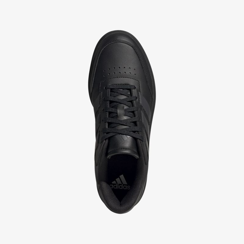 Eleganter schwarzer Sneaker in Lederoptik bietet hohen Tragekomfort und sportliches Design.