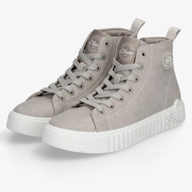 Paar beigefarbener High-Top-Sneaker mit Schnürung, runder Zehenkappe und markanter weißer Profilsohle