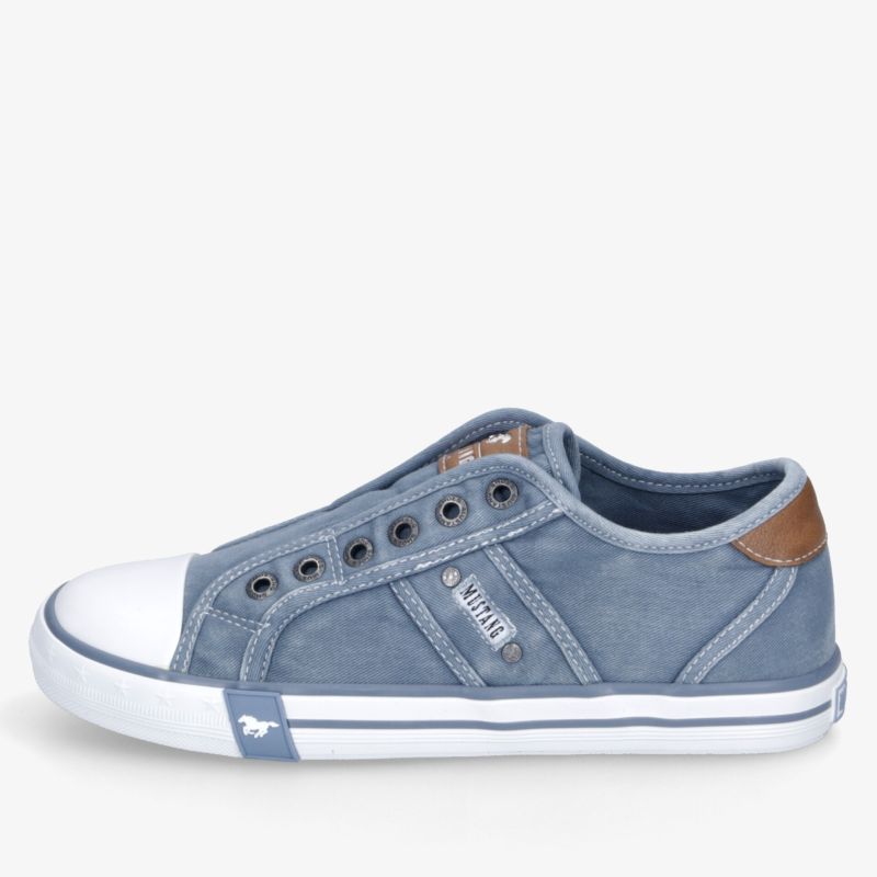 Leichter blauer Sneaker mit flexibler Sohle und bequemem Sitz, modisches, kontrastreiches Design im seitlichen Blickwinkel