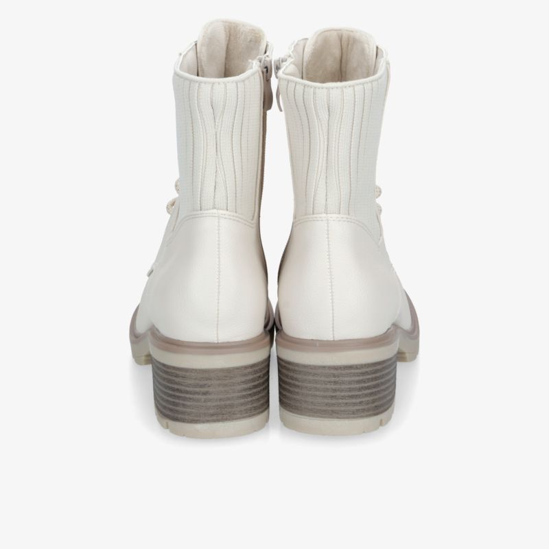 Weiße Stiefeletten als Paar in klarer Rückansicht mit markanter Profilsohle, robustem Absatz und elegantem Design