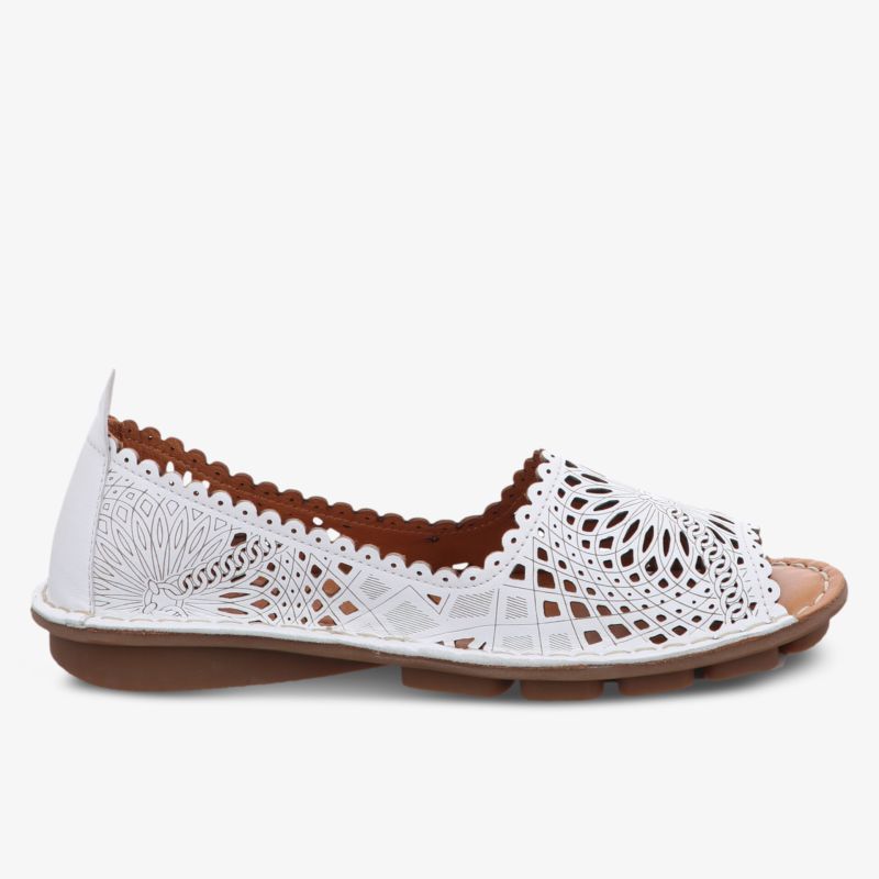 Elegante weiße Sommerschuhe mit luftigem Design und bequemer Sohle.