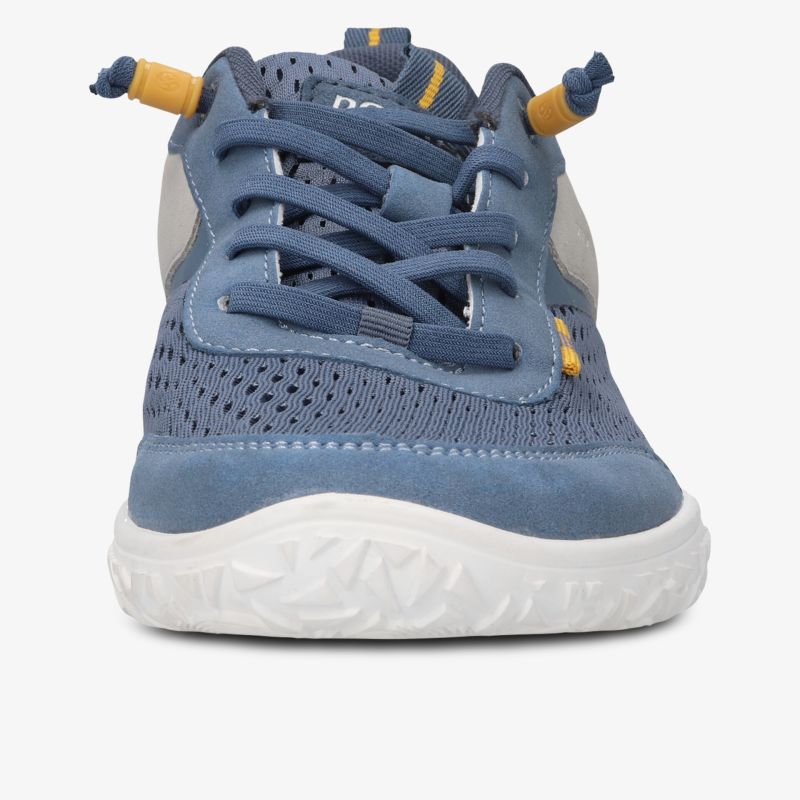 Frontansicht eines sportlichen, komfortablen und atmungsaktiven Schuhs mit flexibler Sohle und moderner Schnürung