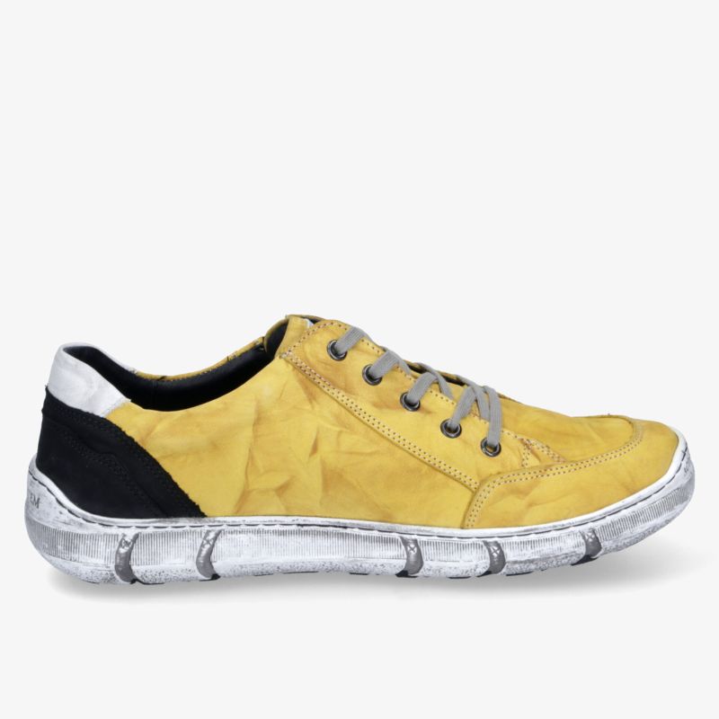 Seitliche Ansicht eines gelben Freizeitschuhs mit flexibler Sohle und komfortablem Design