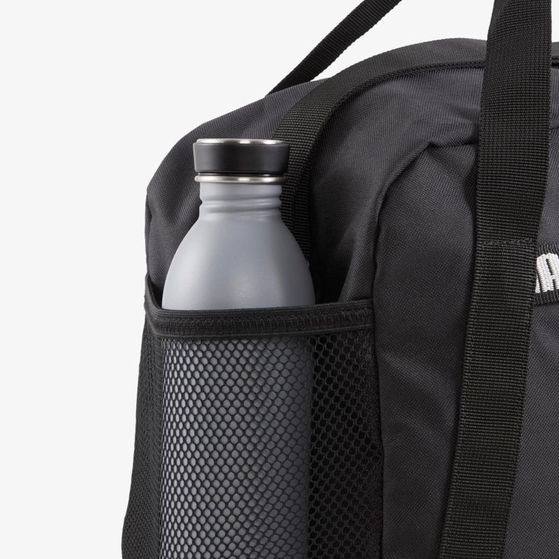 Detailaufnahme von Netzfach an schwarzer Sporttasche mit grauer Wasserflasche