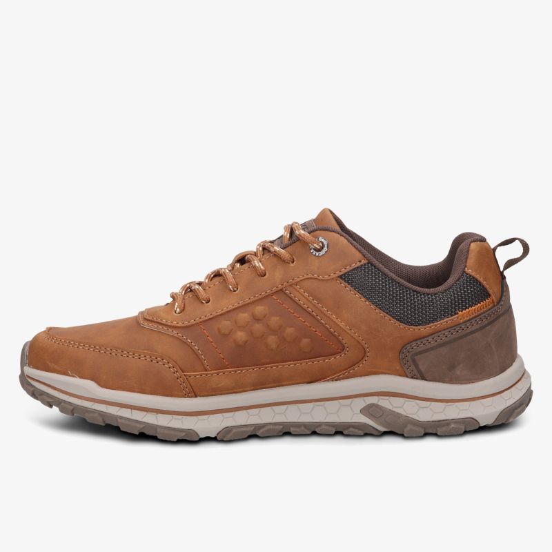 Brauner bequemer Schuh mit rutschfester Sohle und sportlichem Design, ideal für Alltag und Freizeit