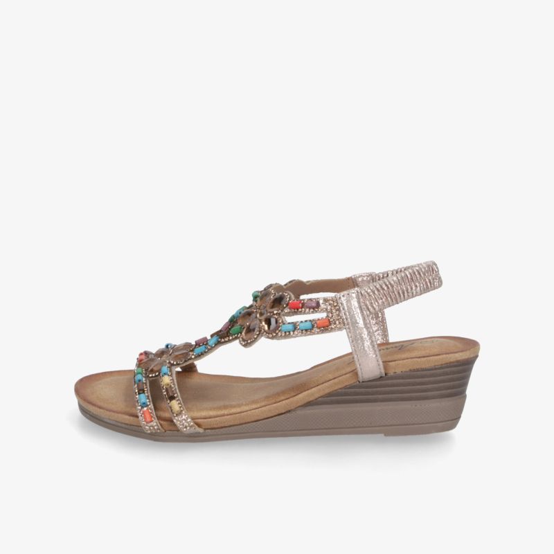 Bequeme Sandale mit Keilabsatz und verstellbarem Riemen, weiches Fußbett und modischen Details ideal für den Sommer