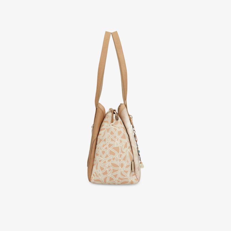 Seitliche Ansicht einer kompakten beige Handtasche mit Vintage-Muster, verstellbarem Schulterriemen und Reißverschlussverschluss