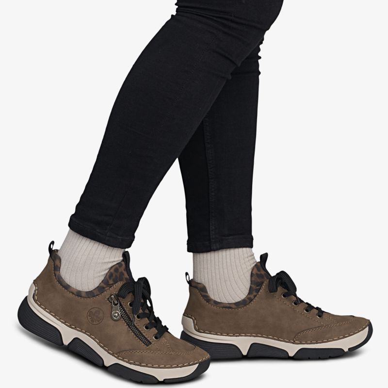 Bequeme braune Sneaker mit robuster Sohle und schnürbarem Design, sportlich und vielseitig tragbar