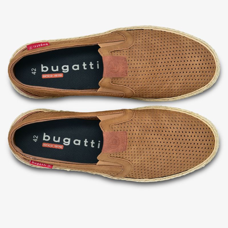 Elegante Bugatti Loafer aus Leder mit perforiertem Design und Gummisohle für optimalen Komfort.