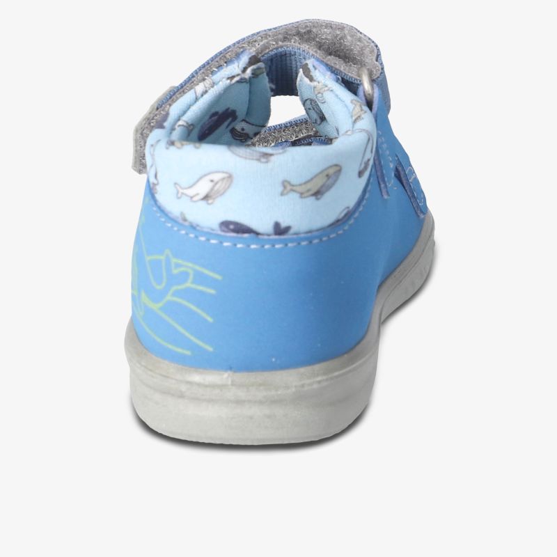 Rückansicht eines blauen Kinderschuhs mit gepolstertem Schaft und verspieltem Motiv, robuster Außensohle