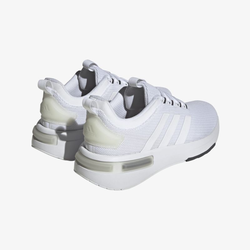 Moderner weißer Sportschuh mit atmungsaktivem Design und hohem Tragekomfort für vielseitige Aktivitäten.