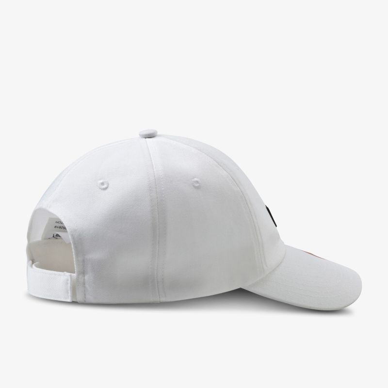 Weiße, verstellbare Baseball-Cap, seitliche Ansicht, stilvolles Design für Freizeit und Sport.