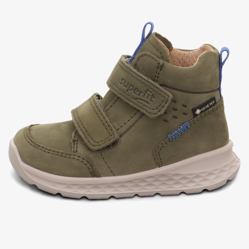 Seitliche Ansicht eines warmen Kinderstiefels mit Klettverschluss und profilierter Sohle für sicheren Halt