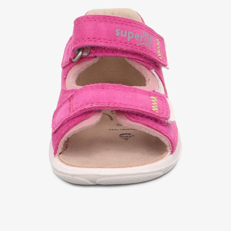 Bequeme, verstellbare Sandale mit gepolsterter Innensohle und rutschfester weißer Sohle, klare Frontansicht