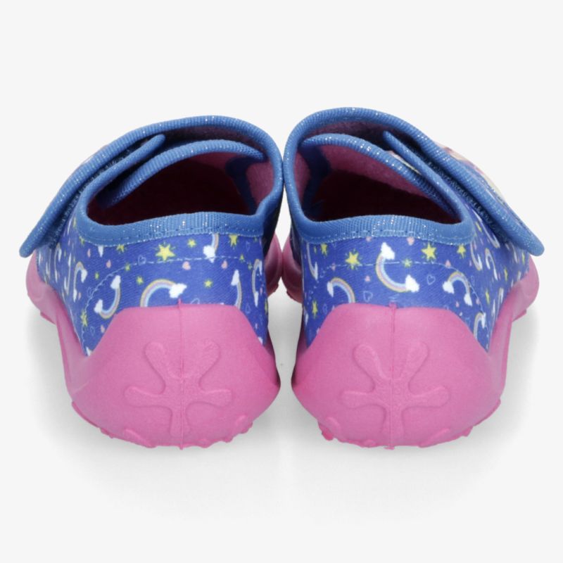 Paar bunte Kinder-Clogs mit pinker Zehenkappe, blauem Sternen- und Mondmuster sowie praktischem Fersenriemen