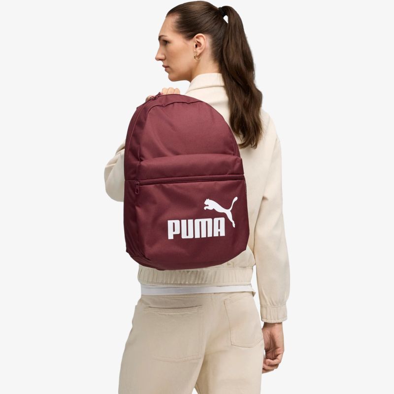 Moderner Puma Rucksack in Dunkelrot mit großem Logo, geräumig und bequem für den Alltag