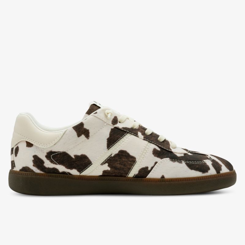 seitlich sichtbarer sportlicher Schuh mit beigem tiermuster und robuster brauner Sohle