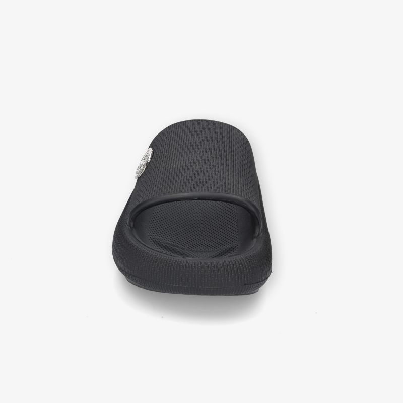 Schwarzer komfortabler Slipper mit ergonomischem Fußbett und rutschfester Oberfläche, frontal gezeigt