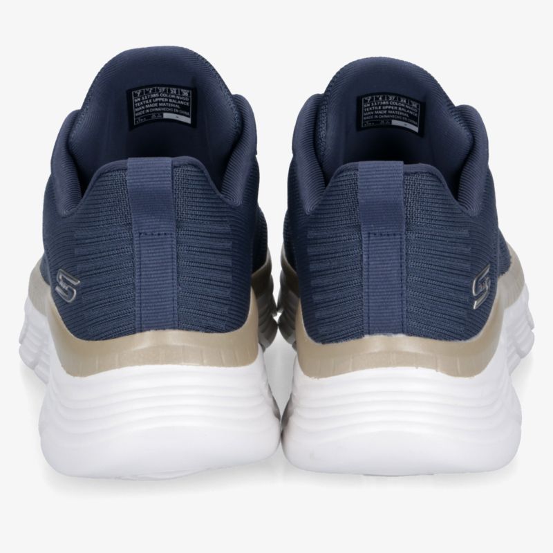 Sportlicher Laufschuh in Blau mit gepolstertem Fersenbereich und rutschfester weißer Sohle Rückansicht