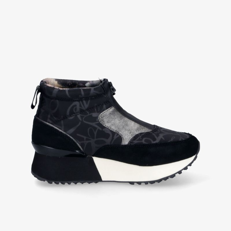 Moderner leichter Sneaker mit bequemer Passform und dämpfender Sohle in klarer seitlicher Ansicht