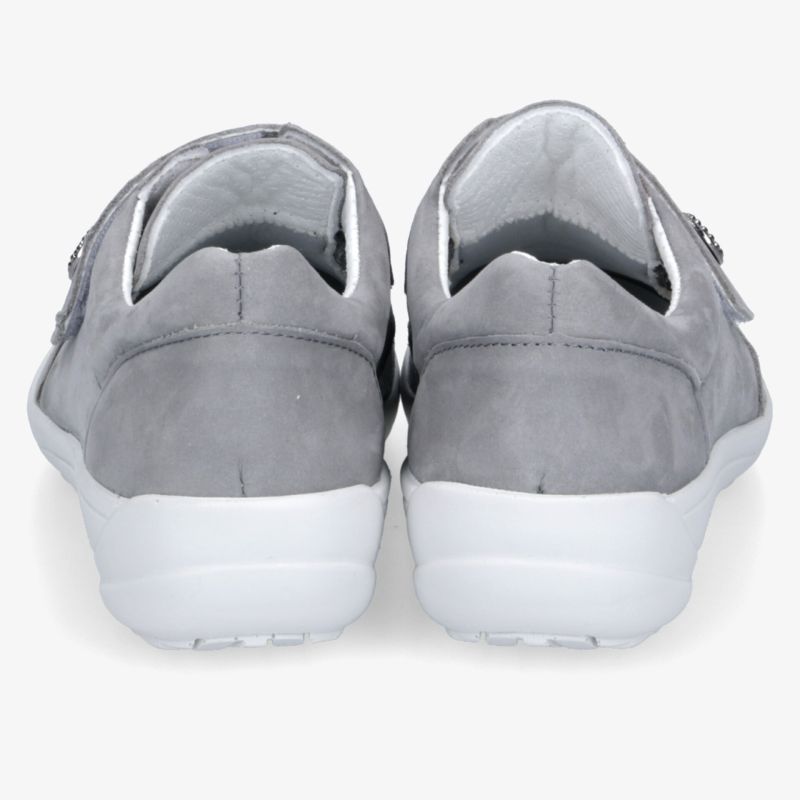 Rückansicht von bequemen grauen Schuhen mit weicher Polsterung und stabiler weißer Sohle.