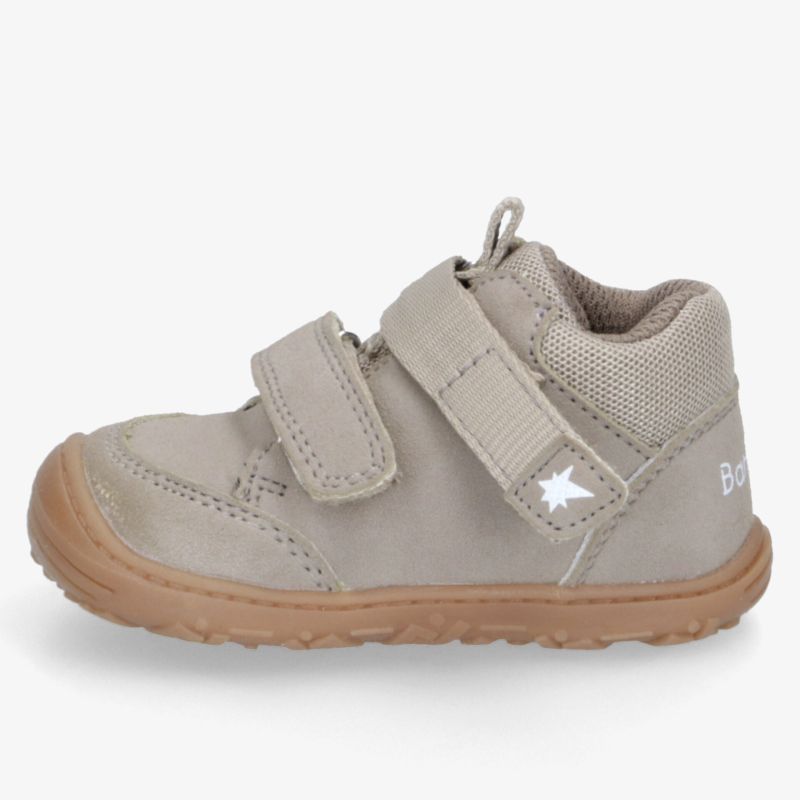 Bequemer beiger Kinderschuh mit Klettverschluss und robuster Outdoor-Sohle für einen sicheren Halt.