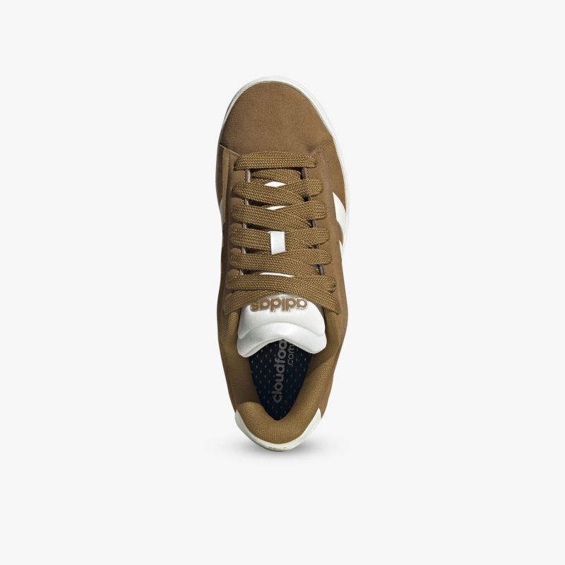 Brauner Sneaker von oben mit atmungsaktivem Innenfutter, stabiler Schnürung und sportlichem Design
