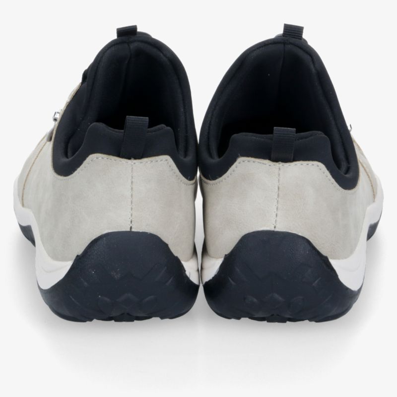 Rückansicht eines Paares sportlicher Schuhe mit rutschfester Sohle und bequemer Passform