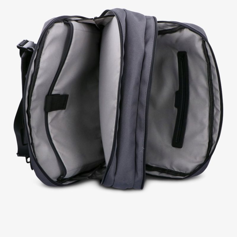 Offenes geräumiges Rucksackinnenfach mit mehreren Fächern und gepolstertem Bereich für sicheren Stauraum