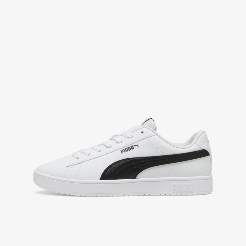 Weißer Sneaker mit seitlichem schwarzen Puma-Logo, sportlich und komfortabel, klare Seitenansicht