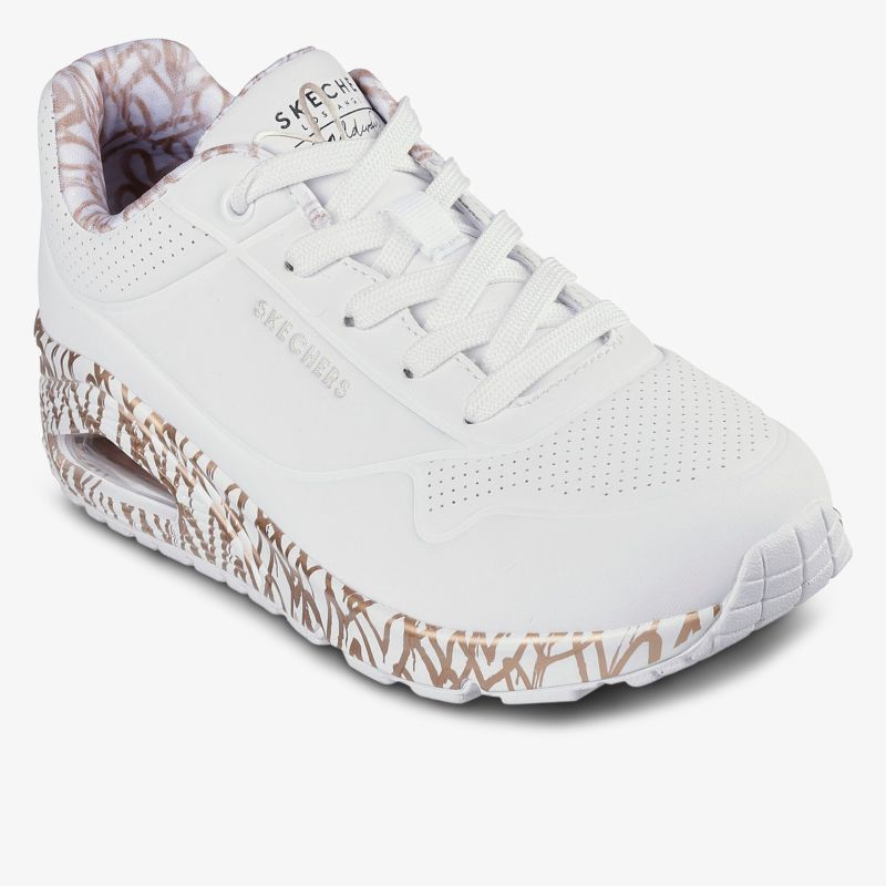 Sportliche, weiße Schuhe mit auffälliger Sohle und modischem Muster für einen einzigartigen Look.