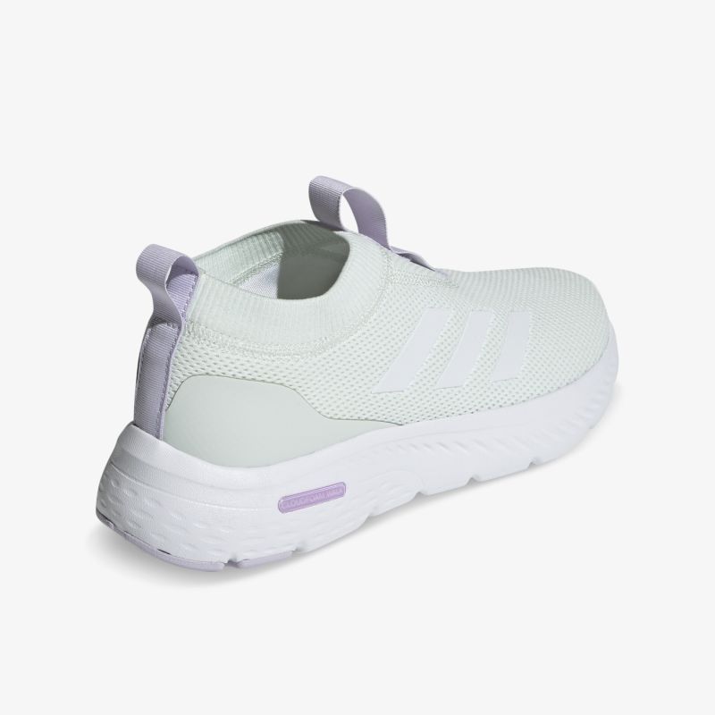Moderner weißer Sneaker mit atmungsaktivem Material, flexibler Sohle und praktischer Schlaufe, schräg hinten aufgenommen