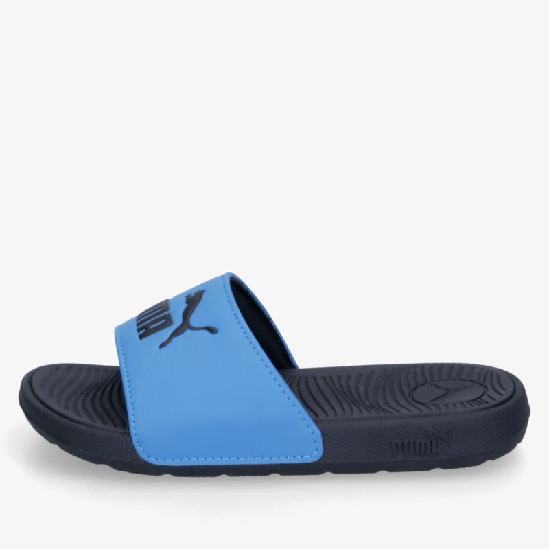 Bequeme blaue Puma Badeslipper in Seitansicht mit gepolstertem Riemen und rutschfester Sohle für optimalen Komfort