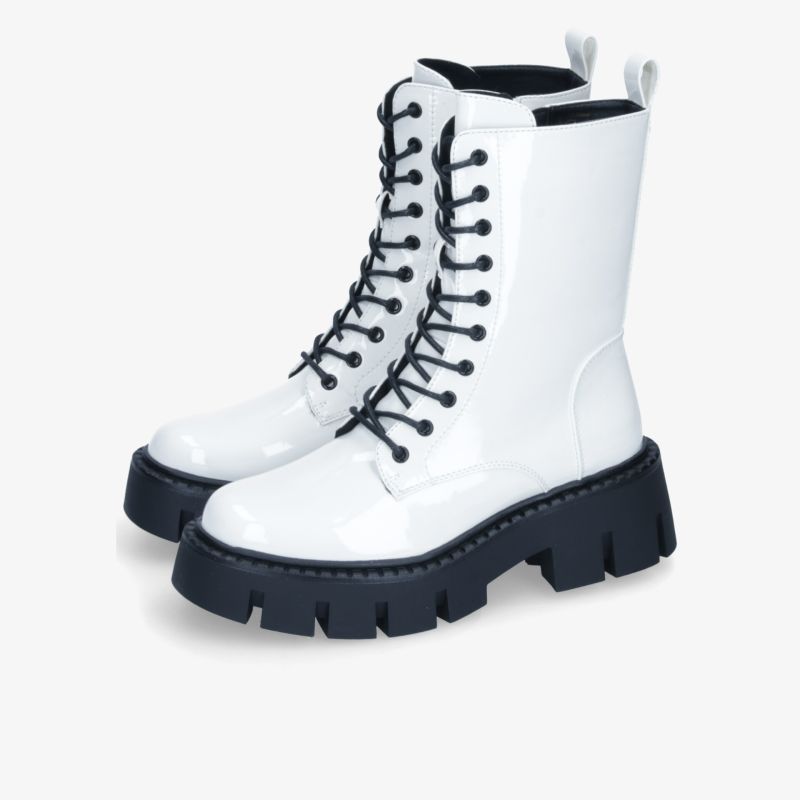 Weiße Stiefel mit robuster Profilsohle und hoher Schnürung, glänzendes Material, modisch und bequem