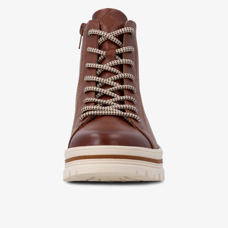 Robuster Sneaker aus braunem Leder mit weißer Profilsohle und kontrastierenden Schnürsenkeln, Frontansicht