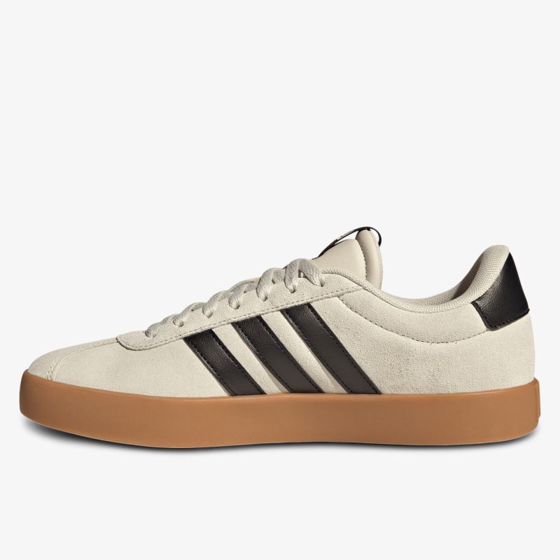 Bequemer Schuh mit rutschfester Gummisohle und klassischem Design in Beige und Schwarz seitlich dargestellt