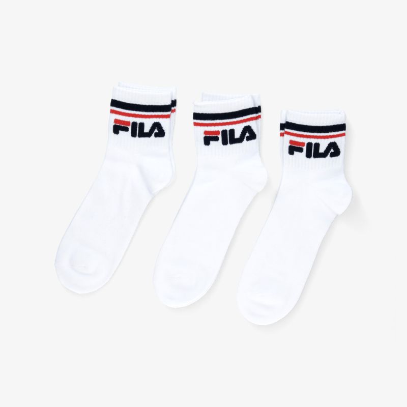 Weißes Dreierpack Sportsocken mit elastischem Bund und sichtbar angebrachtem Markenlogo für optimalen Tragekomfort