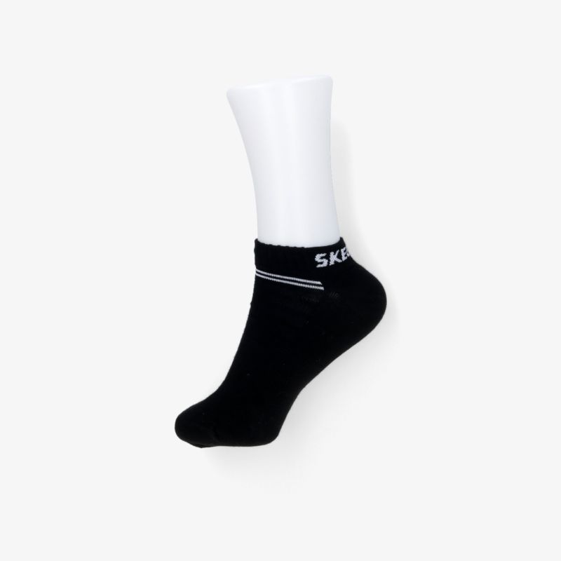 Schwarze knöchelhohe Socken, elastisch und bequem, ideal für Sport und Alltag.