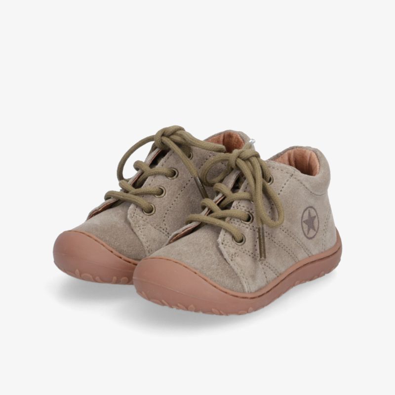 Bequeme und robuste Kinderschuhe mit rutschfester Sohle und flexibler Schnürung für optimale Passform